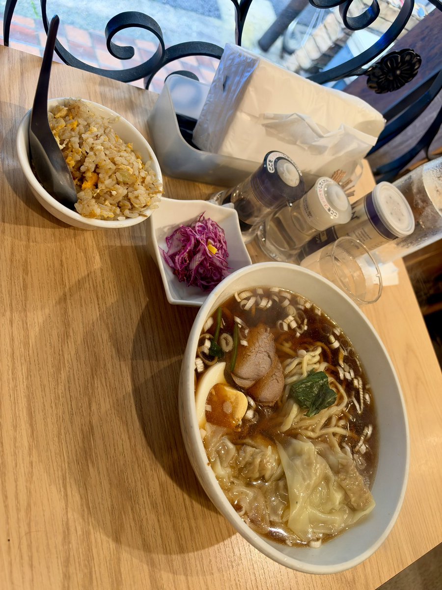 riotharuhi's tweet photo. ランチをいただきます❗️  
 今日は  ワンタン麺と半チャーハンにしました❗️
#ちいかわ #ハチワレ #うさぎ  #ランチ https://t.co/3eLG6bpXAA