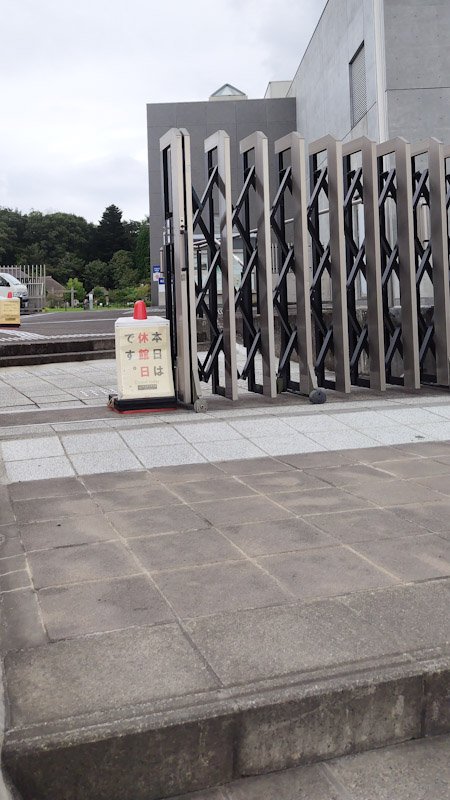 sarulino36's tweet photo. ポケモン工芸展の前売券くださ～い(ﾄﾞﾄﾞﾄﾞﾄﾞ)

「本日は休館日です。」

ｱｱ～ｯ(跳ね返されるサルリーノ

(金木犀がめっちゃ香ってた🥰) https://t.co/bFV3MjCubU
