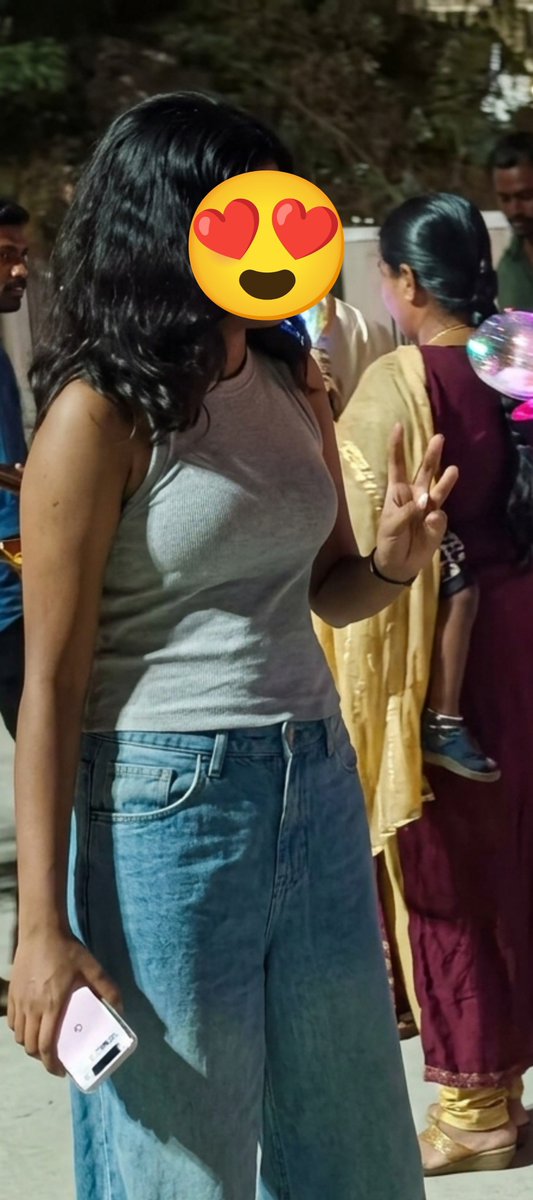 candidfreak1's tweet photo. Random girl 😜 🥵 semma mola https://t.co/L6eNv4vmqf