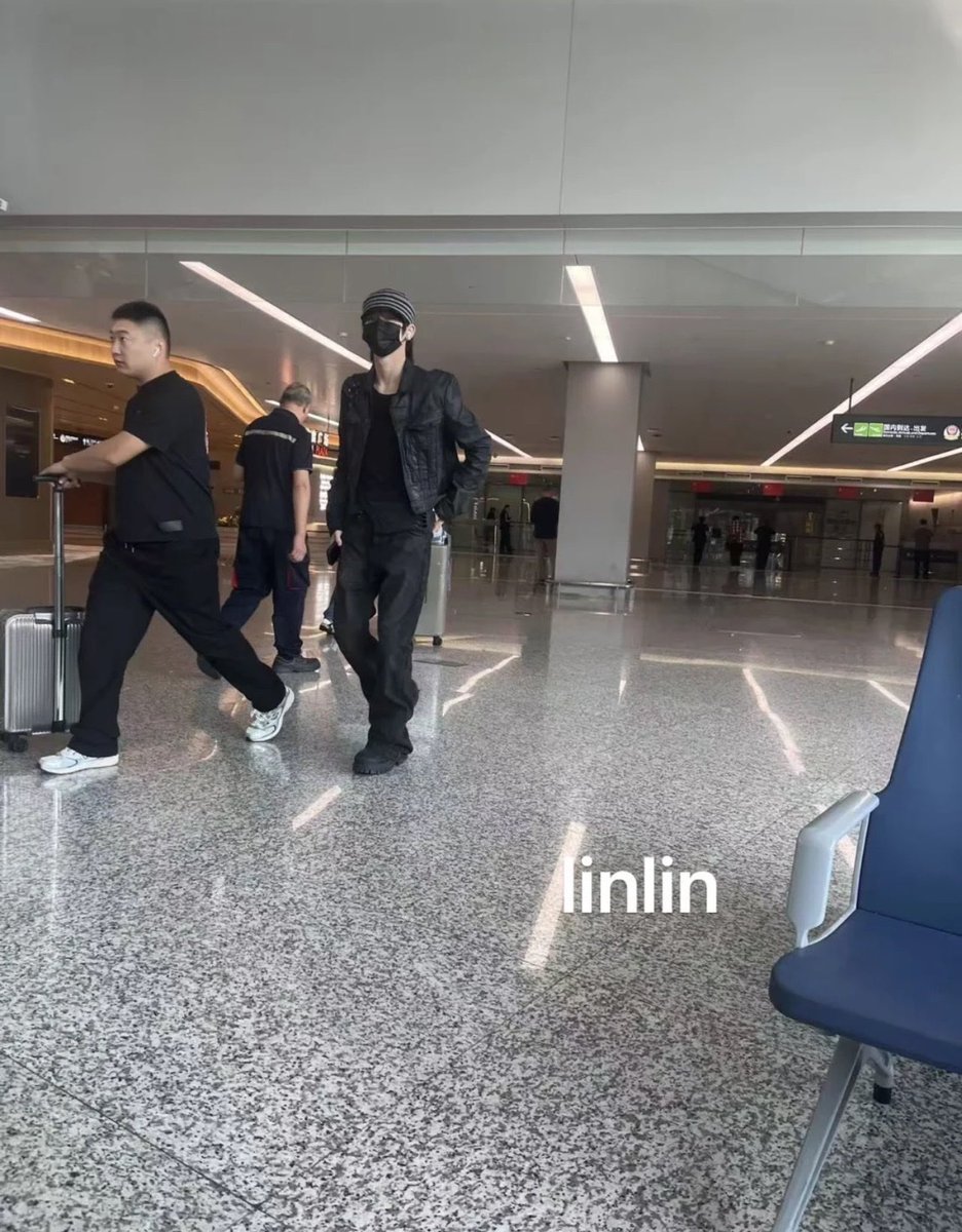 zaxdiary's tweet photo. anxin was spotted in shanghai today! so happy that he finally gets a vacation and to spend time with his family again 🥹 i hope he rests well and has fun!!

🔗 https://t.co/Ifcq2zwFIq https://t.co/Vb6Byl3e9l