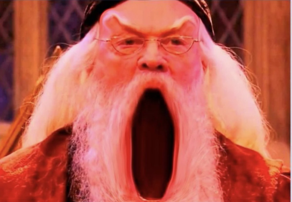 Overr1de_'s tweet photo. "SR. POTTER, ¿COMO LOGRÓ QUE LA SEÑORITA SEVERUS SNAPE LO APRUEBE?"

"Fácil director, la hice levitar con mi vergadium lactosa"

"¿NO SERÁ WINGARDIUM LEVIOSA?"

"Sé lo que dije, director"

"MAGNIFICO HARRY, 1488 PUNTOS PARA GRYFFINDOR" https://t.co/MHdHdMC8Rf