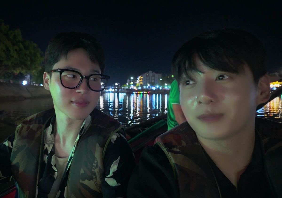 ilyjeonian's tweet photo. this photo sequence of jimin looking at jungkook https://t.co/vW0EiEiHxq