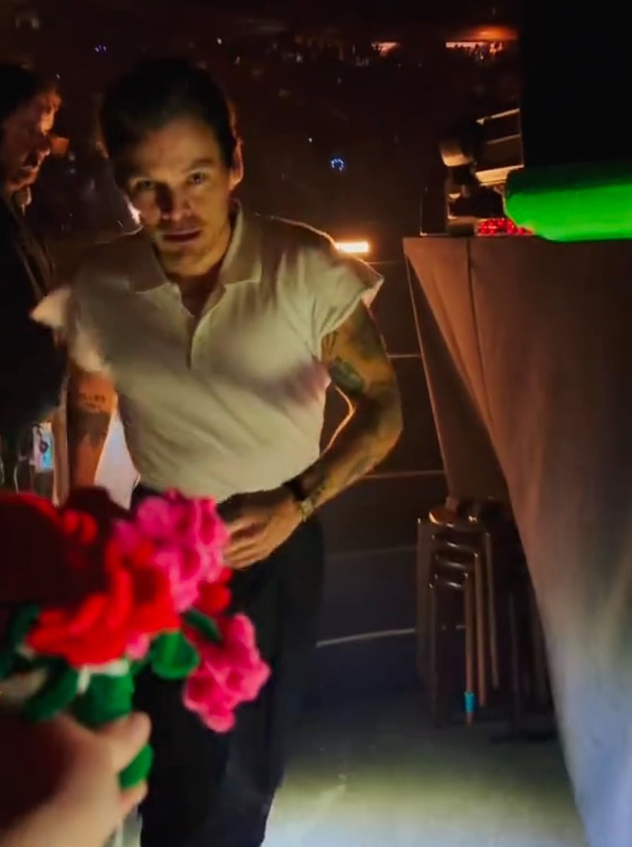 hourlyharrys's tweet photo. 💐🤍 https://t.co/R5I9rLJ1Nt