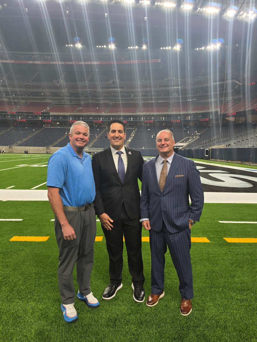 KPRC2RandyMc's tweet photo. SPORTS SUNDAY tonight @KPRC2 around 11:15pm  or so (when SNF hits :00 we start exactly 45 min. Later)  #Texans (0-4) : @SeanTPendergast joins me + @KPRCNick talks w/ @AaronWilson_NFL / @DANMATHEWSHOU at Reliant.  Also next steps w/ #Astros , @blummer27 joins me!  See ya tonight! https://t.co/dJH9nrhtNr