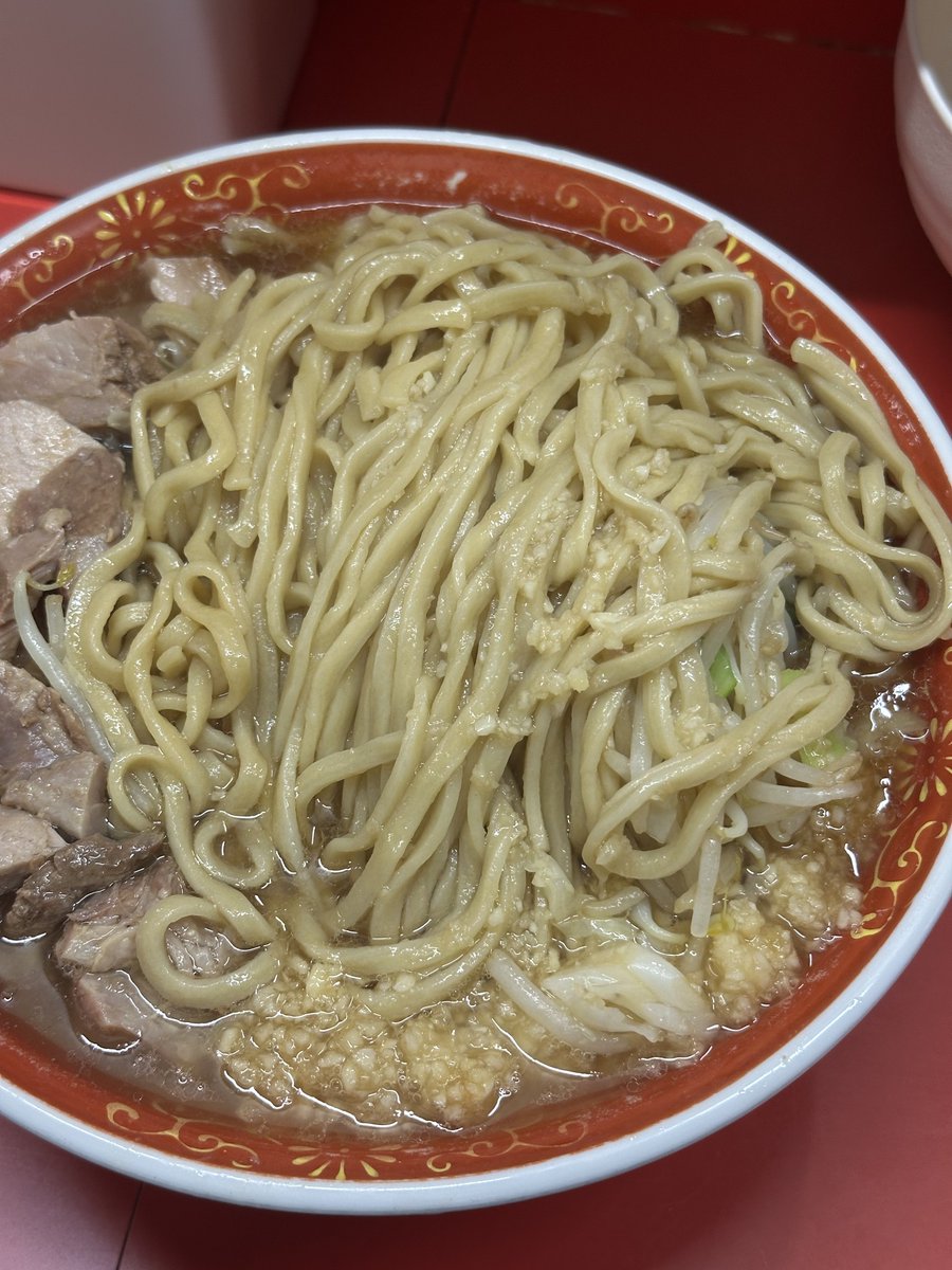 yuruyuruchannn's tweet photo. ラーメン二郎 上野毛店
大ラーメン YsNmmK生卵W

夜勤明けの一杯
見た目からして上ブレを確信するスープの色
啜れば果たして分厚い旨味の層に脳天を貫くような濃い醤油感
液アと混ぜ合わせて堪らない旨さ
ややデロなムチムチ麺がまた旨い
豚はジャキっとした食感で肉繊維の奥まで味染み
ぶっ飛ぶ旨さ💯 https://t.co/QGwUIDZop3