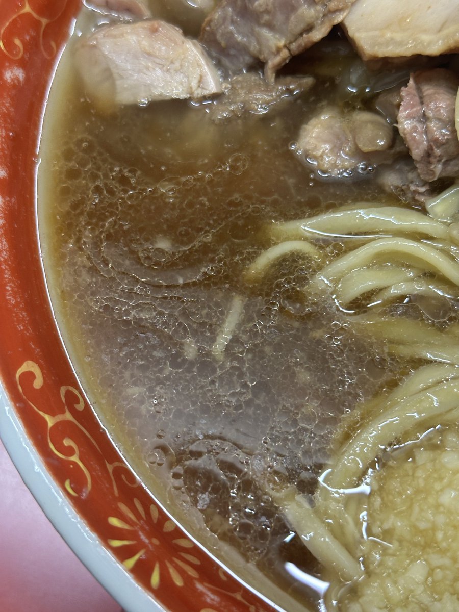 yuruyuruchannn's tweet photo. ラーメン二郎 上野毛店
大ラーメン YsNmmK生卵W

夜勤明けの一杯
見た目からして上ブレを確信するスープの色
啜れば果たして分厚い旨味の層に脳天を貫くような濃い醤油感
液アと混ぜ合わせて堪らない旨さ
ややデロなムチムチ麺がまた旨い
豚はジャキっとした食感で肉繊維の奥まで味染み
ぶっ飛ぶ旨さ💯 https://t.co/QGwUIDZop3