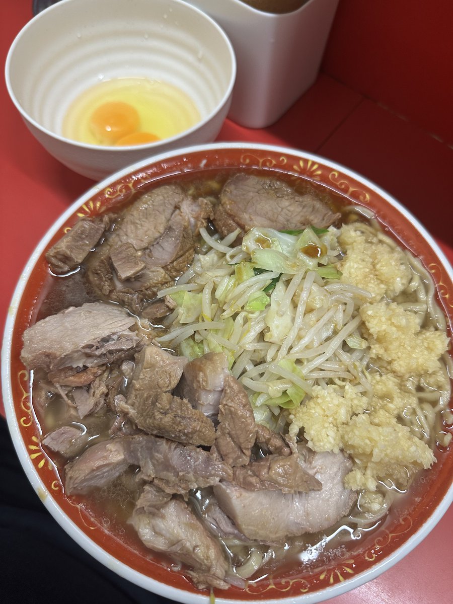 yuruyuruchannn's tweet photo. ラーメン二郎 上野毛店
大ラーメン YsNmmK生卵W

夜勤明けの一杯
見た目からして上ブレを確信するスープの色
啜れば果たして分厚い旨味の層に脳天を貫くような濃い醤油感
液アと混ぜ合わせて堪らない旨さ
ややデロなムチムチ麺がまた旨い
豚はジャキっとした食感で肉繊維の奥まで味染み
ぶっ飛ぶ旨さ💯 https://t.co/QGwUIDZop3
