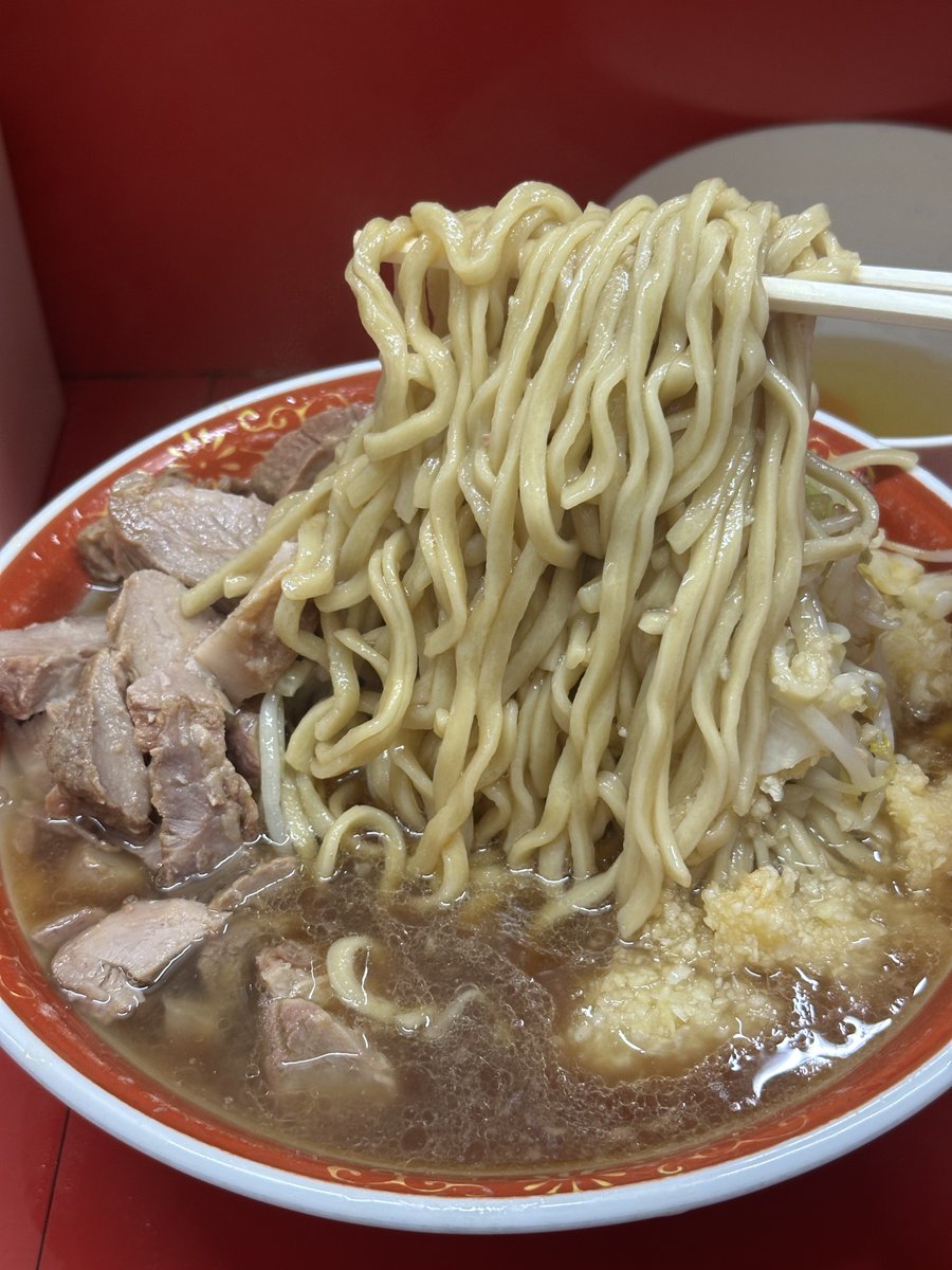 yuruyuruchannn's tweet photo. ラーメン二郎 上野毛店
大ラーメン YsNmmK生卵W

夜勤明けの一杯
見た目からして上ブレを確信するスープの色
啜れば果たして分厚い旨味の層に脳天を貫くような濃い醤油感
液アと混ぜ合わせて堪らない旨さ
ややデロなムチムチ麺がまた旨い
豚はジャキっとした食感で肉繊維の奥まで味染み
ぶっ飛ぶ旨さ💯 https://t.co/QGwUIDZop3
