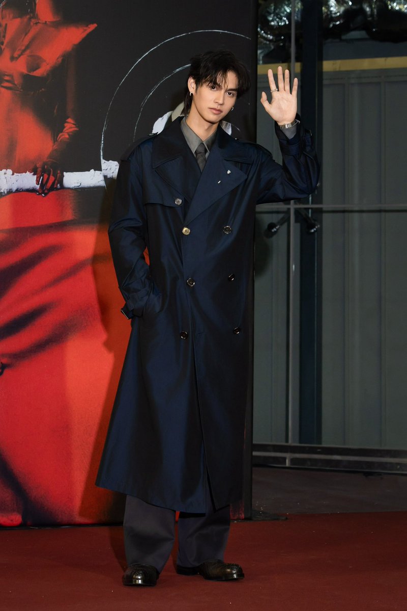 WEED_ENT's tweet photo. “ไบร์ท” คัมแบ็กไต้หวันในรอบ 3 ปี! ร่วมงาน 2026 Taipei Fashion Week ในฐานะ Friend of VOGUE หลังเดินสายแฟชั่นวีคลอนดอน-ปารีส

#TaipeiFashionWeekxBRIGHT
#TPEFWSS27xBRIGHT
#bbrightvc

เรียกเสียงกรี๊ดและสร้างความคึกคักทันทีที่ปรากฏตัว สำหรับ “ไบร์ท วชิรวิชญ์ ชีวอารี” ที่เข้าร่วมงาน 2026 Taipei Fashion Week × VOGUE FNO เมื่อวันที่ 3 ตุลาคม 2569 ณ Taipei Music Center ในฐานะแขกพิเศษ และ Friend of VOGUE

ครั้งนี้ถือเป็นการกลับมาเยือนไต้หวันในรอบ 3 ปีของ “ไบร์ท” หลังเพิ่งเสร็จสิ้นภารกิจจากแฟชั่นวีคที่ลอนดอนและปารีส ก่อนมุ่งหน้าสู่ไทเป อีกหนึ่งจุดหมายสำคัญในตารางแฟชั่นของไบร์ทในปีนี้

บรรยากาศเต็มไปด้วยความคึกคักตั้งแต่ก่อนเริ่มงาน เมื่อแฟน ๆ จำนวนมากมารอต้อนรับและส่งเสียงเชียร์อย่างอบอุ่น สะท้อนกระแสความนิยมของ “ไบร์ท” ที่ยังคงเหนียวแน่น แม้จะไม่ได้มาเยือนไต้หวันนานถึง 3 ปี

นอกจากร่วมเดินพรมแดงแล้ว “ไบร์ท” ยังเข้าร่วมชม Cross-Over Fashion Show หนึ่งในไฮไลต์ของ Taipei Fashion Week ปีนี้ ท่ามกลางเหล่าคนดังและบุคคลในแวดวงแฟชั่นที่มาร่วมงานอย่างคับคั่ง

จากลอนดอนสู่ปารีสและไทเป ในช่วงเวลาไล่เลี่ยกัน ถือเป็นอีกหนึ่งช่วงเวลาที่น่าจับตามองของ “ไบร์ท” บนเวทีแฟชั่นระดับนานาชาติ และสะท้อนบทบาทของศิลปินไทยที่ได้รับความสนใจในแวดวงแฟชั่นทั่วโลกอย่างต่อเนื่อง