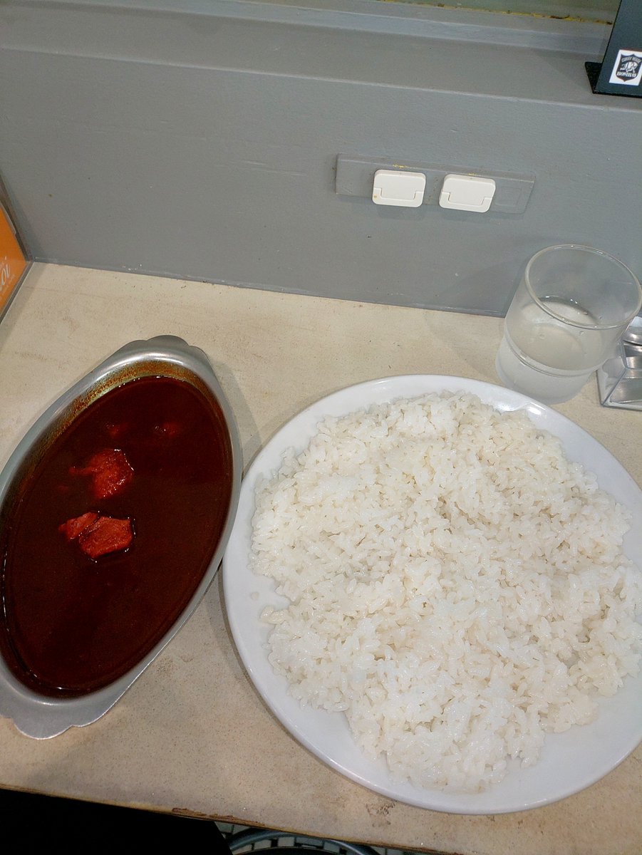 2r6oFqRsbKDiCGo's tweet photo. 今日のカレー🍛
【東京ボンベイ】
カレーが￥1000-で食べられる貴重な店！
昼時でオープンと同時に満席なるほどの人気店！
大盛りがサービスで最高🥹
カシミールカレーを注文しましたが、お肉が3個入ってて食べ応えもありルーはスープ状でカレーは飲み物！を体現していて美味しかったです😋
#ボンベイ https://t.co/8LYfSd2B64