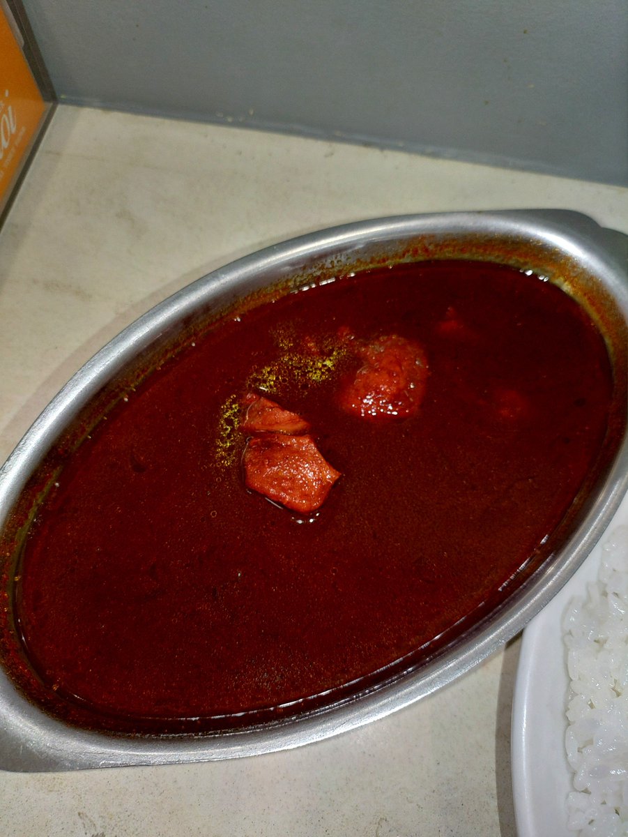 2r6oFqRsbKDiCGo's tweet photo. 今日のカレー🍛
【東京ボンベイ】
カレーが￥1000-で食べられる貴重な店！
昼時でオープンと同時に満席なるほどの人気店！
大盛りがサービスで最高🥹
カシミールカレーを注文しましたが、お肉が3個入ってて食べ応えもありルーはスープ状でカレーは飲み物！を体現していて美味しかったです😋
#ボンベイ https://t.co/8LYfSd2B64