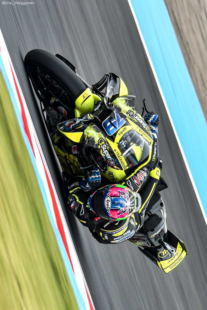 Ora_Maiggonen's tweet photo. 小椋選手の走りを見たくて久しぶりにMotoGP現地観戦。場内を歩けば必ず79グッズが視界に入ってくるほどの人気でした。来年以降も楽しみ！ https://t.co/b6uY3b9VF3