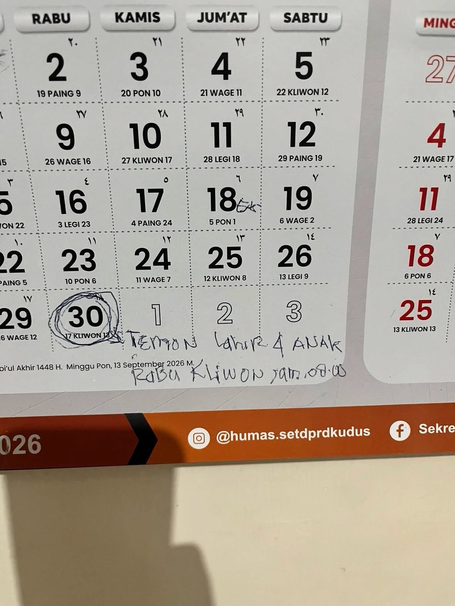 lhgwsp's tweet photo. Kelakuan bapak gw , kucing lahiran dicatet di kalender sama wetonnya 😭 https://t.co/JKkGwG7MFm