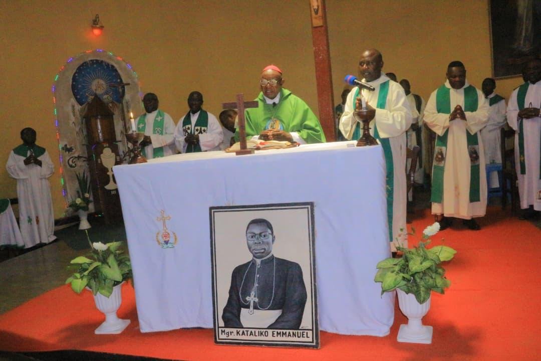 ReginaCoeliRcr's tweet photo. Mgr Sikuli Paluku rend hommage à Mgr Kataliko, saluant son engagement pour la paix et le développement de la région et de la RDC. Lors de la messe de la Journée de la FOMEKA 2026 à l’UCG-Butembo, il a rappelé l’appel à être des artisans de paix, à l’exemple de saint François d’As https://t.co/oqNjCmUNmn