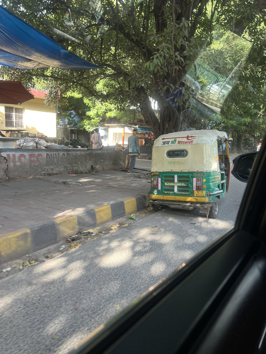 nehagj7's tweet photo. Major jam caused by a careless auto driver who parked on the main road and is sleeping inside the vehicle. They should be made aware of the consequences. There is a massive jam over the flyover coz of this. Munirka to Rao Tula ram stretch as shared many times @dtptraffic https://t.co/C4YK2LkrbV