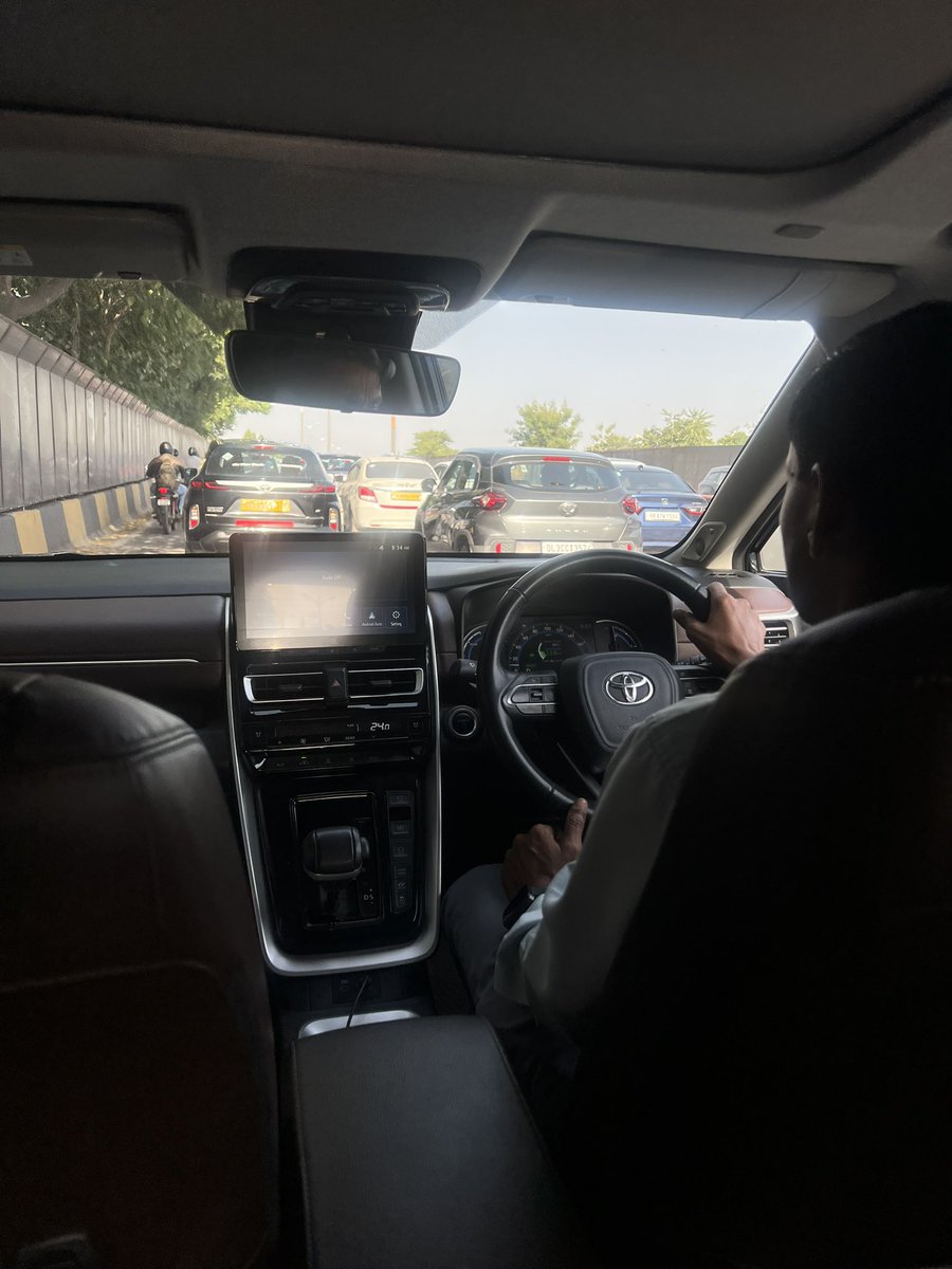 nehagj7's tweet photo. Major jam caused by a careless auto driver who parked on the main road and is sleeping inside the vehicle. They should be made aware of the consequences. There is a massive jam over the flyover coz of this. Munirka to Rao Tula ram stretch as shared many times @dtptraffic https://t.co/C4YK2LkrbV