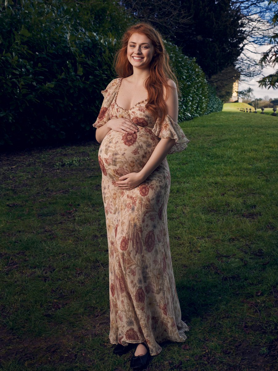 CumLotsofcum's tweet photo. Sophie Turner stunning pregnant hotwife https://t.co/7dBjwgpiwr