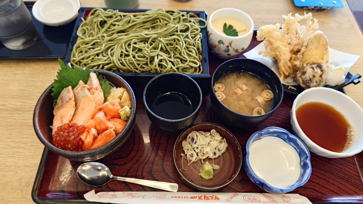 nebulamacula's tweet photo. 昼の餌。 https://t.co/YyZCZ6koeY