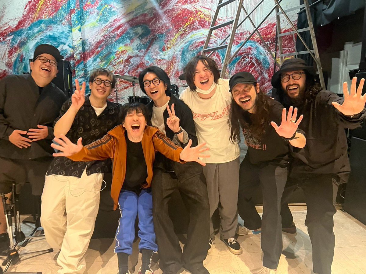 yamagiuranino's tweet photo. 昨日はウラニーノ25周年ツアー大阪！たくさんご来場いただきありがとうございました！LOVE LOVE LOVEと私の思い出とウラニーノ。三者三様でいいイベントになりました！久しぶりのファンダンゴが相変わらずファンダンゴで私は嬉しかった！またやらせてください！

全員集合じゃなくてすみません、いたメンバーで撮りました！再会を楽しみに！