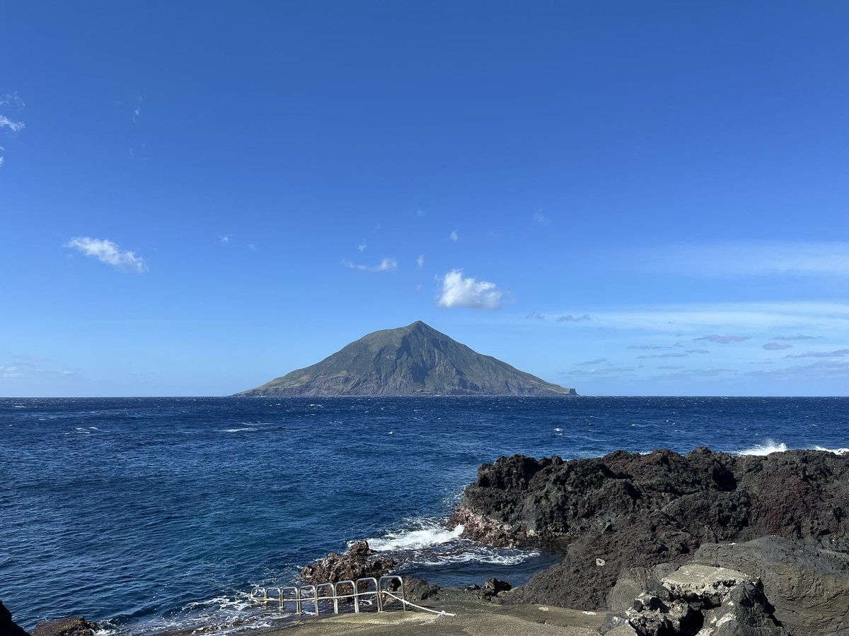 negisiva's tweet photo. ナズマドから見た八丈小島！
 https://t.co/u5rwbZBMvT https://t.co/capBlxaXRb