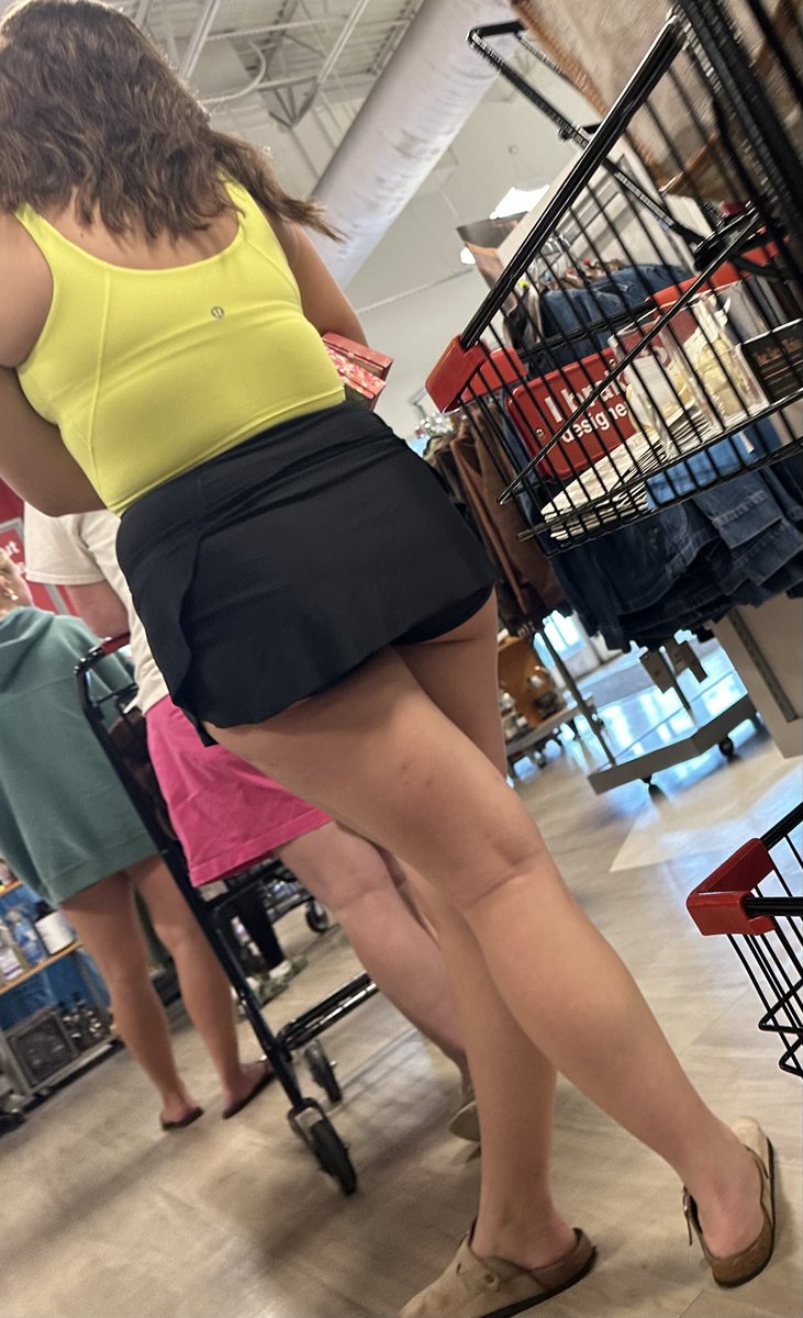 unkown672647's tweet photo. #candid #creepshot https://t.co/23v4RFJVVk