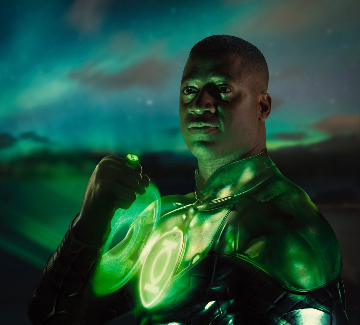 batfleckwaynes's tweet photo. say what you want about snyder, but atleast he never made me sit through 8 hours of bullshit television waiting for a green Lantern to become a green Lantern. https://t.co/igWe3Nzbiy
