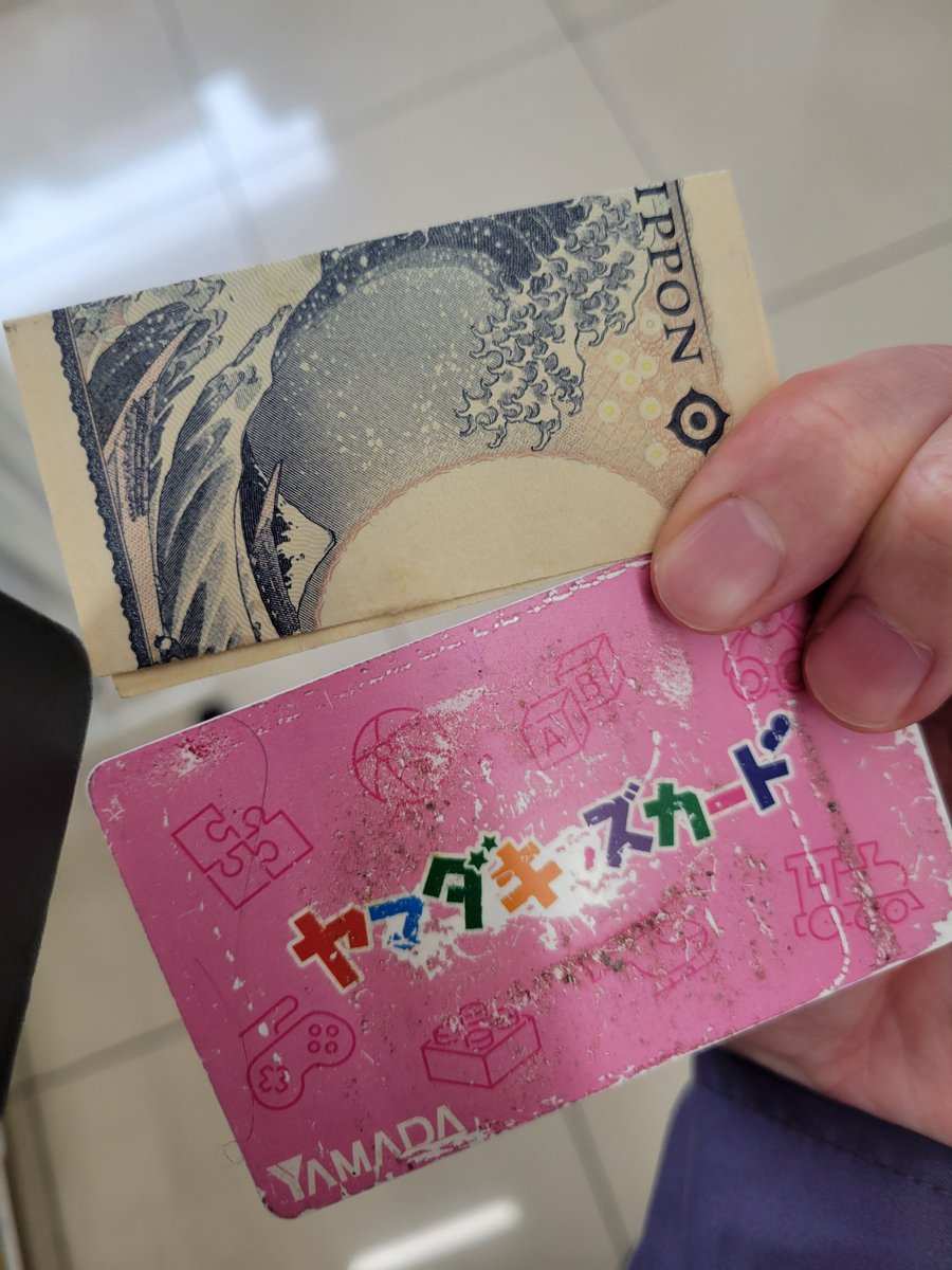Commando_WLW's tweet photo. 府中市の車返団地にセブンイレブンのトイレに立ち寄った子供へ。お金落としていたぞ、もう店員に届けた。
カードの裏に名前が書いてあるから他人が成り済ますのは不可能。ちゃんと本名を名乗って受けとるんだぞ

このポストを見つけた人は拡散して、子供の1000円は大金だ。持ち主に返って欲しい https://t.co/245JTPHEaM