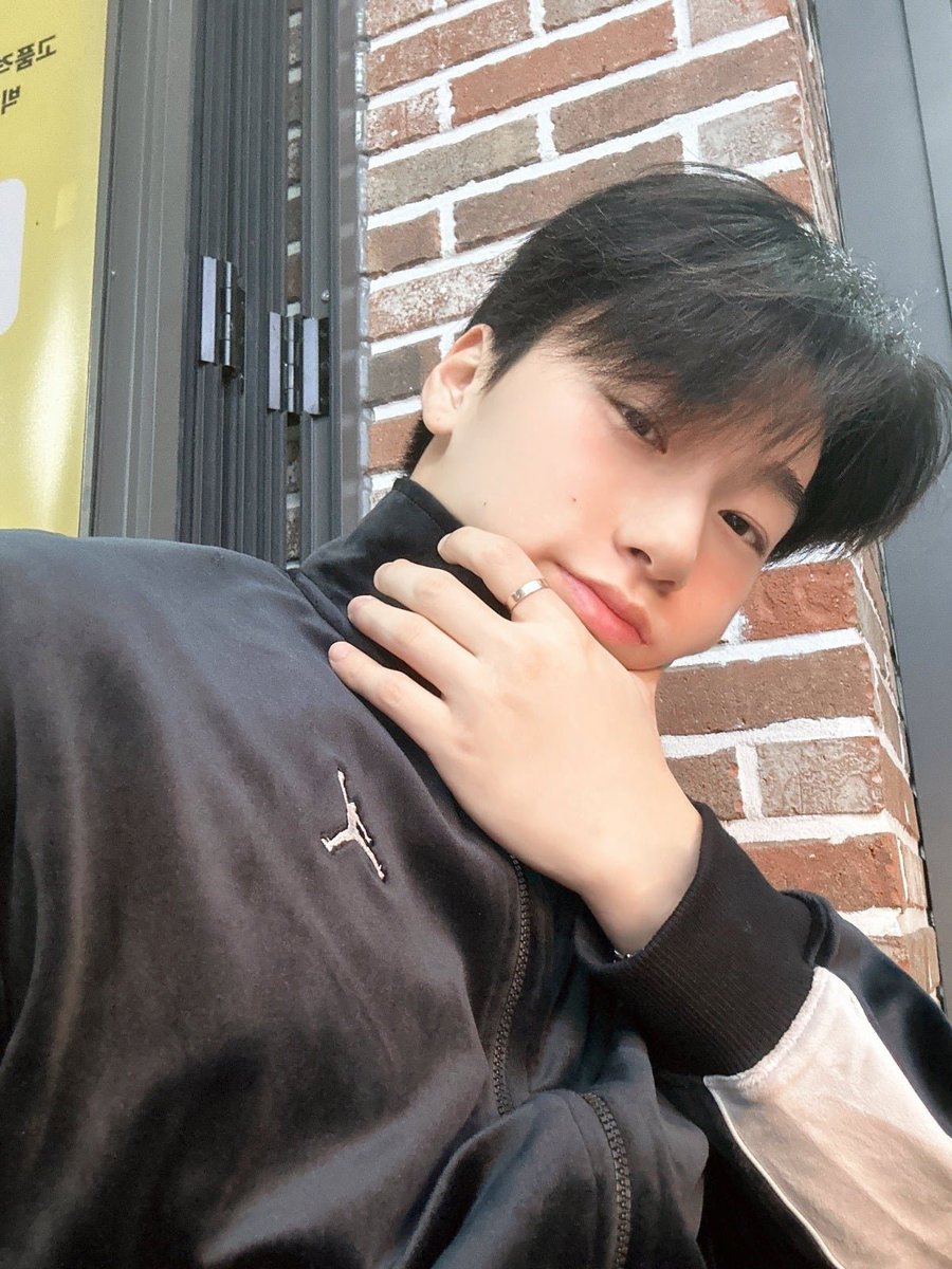 s_0yxu's tweet photo. 저는 시험 공부하느라 슬프지만 시험 끝나고 에버랜드 갈 생각에 신난 고딩티니입니당...😵
이 글 보는 분들은 오늘도 행복한 하루 보내시길🍀❤️ 산이 사진 투척하고 갑니돠 https://t.co/JfOpltEYFw