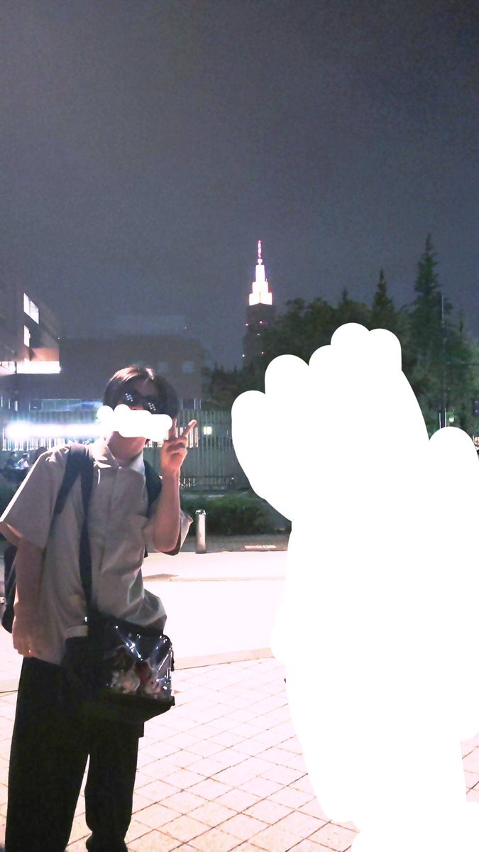 nyosuko334's tweet photo. CS会場で写真を撮った私右はネ友です。
あまりにも服装が修学旅行に来た中学生過ぎて面白い https://t.co/ML6UfPZOkH
