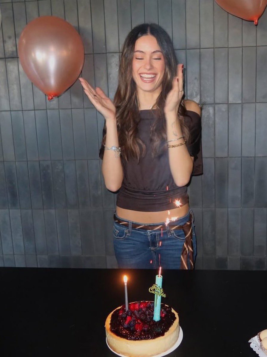 rincondemicaos's tweet photo. FELIZ CUMPLEAÑOS AGOSLINDA DE MI VIDA @loladefenderr @loladefender 
lo mejor en tu día 💛 te amo mucho 
(twitter ortiva devolvele la cuenta a mi amiga!!!) https://t.co/4qY3rN4nxp