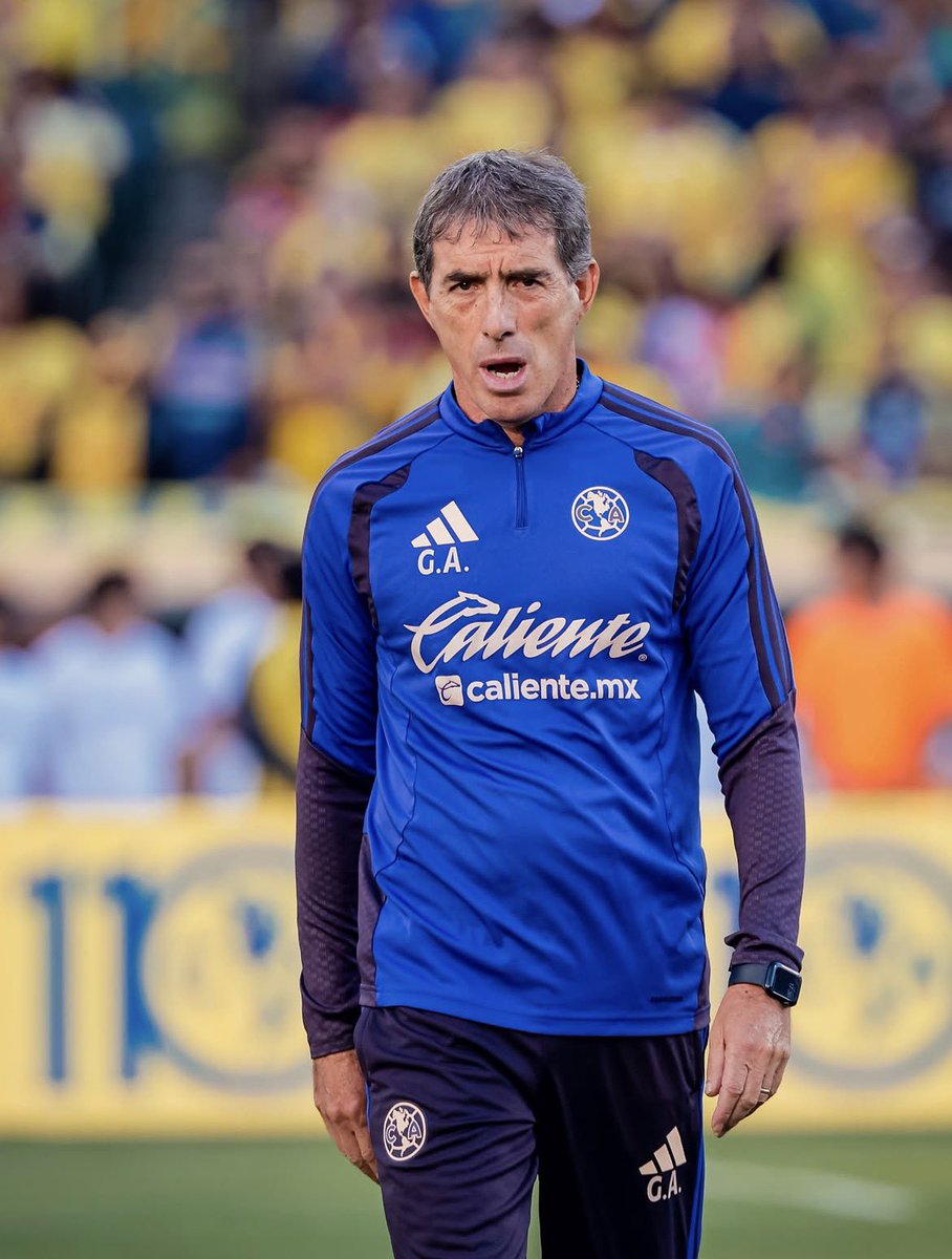 julioordz10's tweet photo. Veo complicado que Guillermo Almada dure más de un año en el América. Tendrían que cambiar muchas cosas para que eso pase y luce complicado. Ojalá me equivoque, pero el trabajo del DT charrúa no está siendo bueno, más allá de que en Liga MX tenga al equipo en lo más alto de la tabla.

Mejores resultados que funcionamiento, la verdad. Así marcha hasta el momento la temporada de las Águilas quienes son un equipo que depende de la efectividad, la presión (mal ejecutada normalmente) y de las individualidades. 

Finalmente, Almada tiene plantilla para buscar otro tipo de futbol, aunque todo apunta a que se morirá con su idea. Poco flexible hasta el momento.
