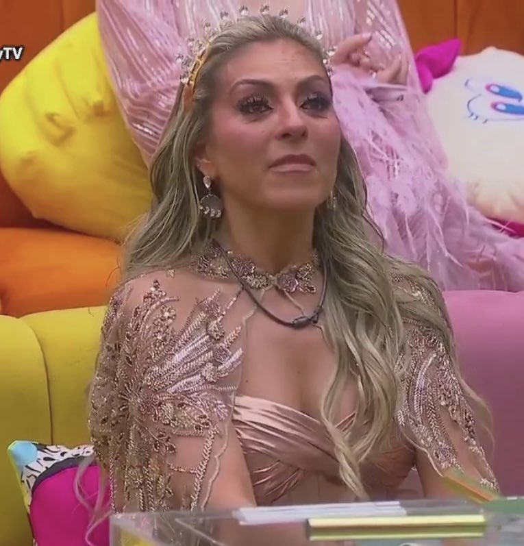 FrankHustle04's tweet photo. En toda la temporada no bajaron de naco a Ese Pérez y llega la reina de las nacas con su “corona” 🤡

#LaCasaDeLosFamososMéxico4 
#LaCasaDeLosFamososMéxico 
#LaCasaDeLosFamososMx
#lcdlfmx #lcdlfmx4 https://t.co/Nez0iqvLJE