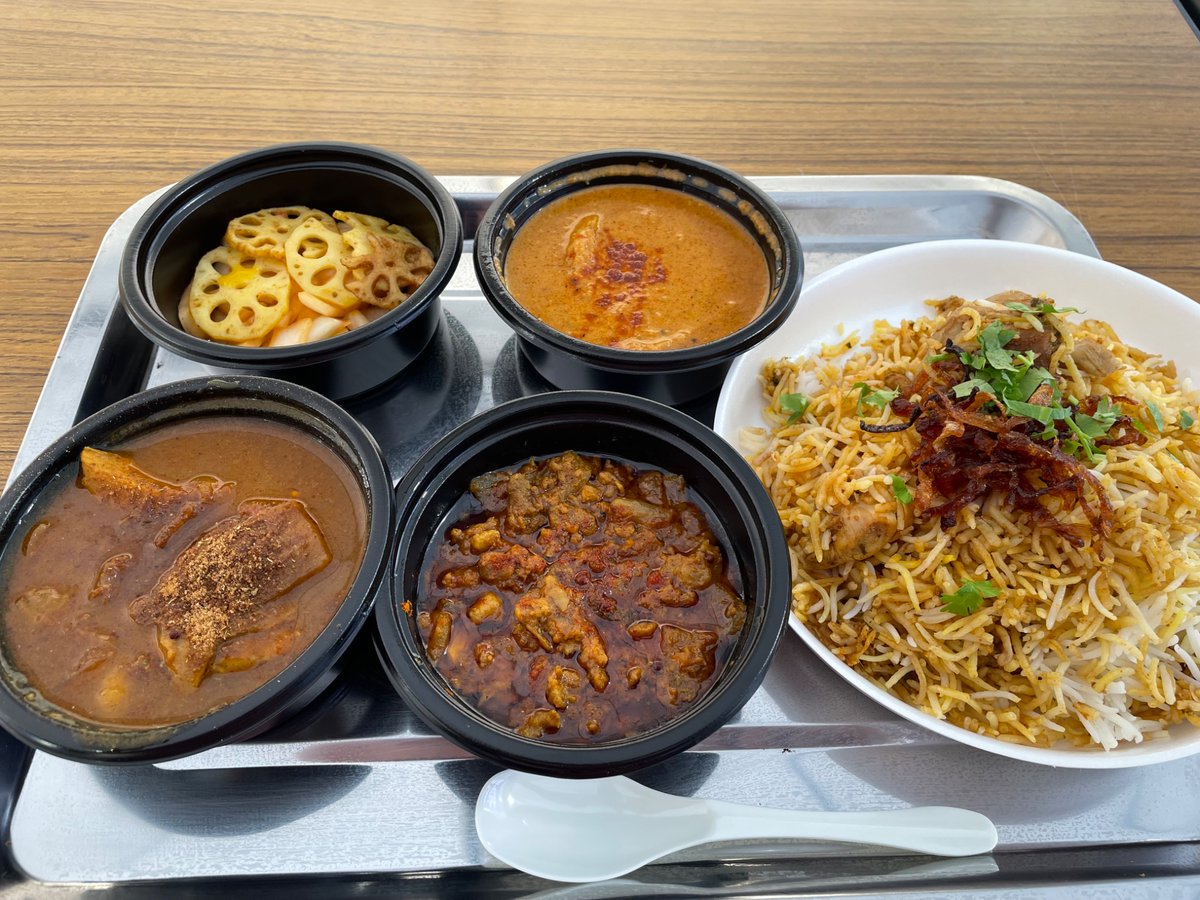 koobonus2's tweet photo. 先週末はカレー博に。2回目。今までカレー専門店のカレーを食べる機会に乏しく今まで食べたことがないカレーにもチャレンジしてみた。カレーにヨーグルトって今までうえ～っと敬遠していたが、酸味はあるけどカレーの味もあって意外にイケることに気付いた。多分生涯初のビリヤニも堪能できました。 https://t.co/0WUuADhn6N