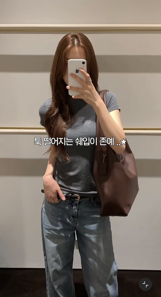 🇰🇷coach正規店で韓国の若い女子たちが新作バッグに群がっててびっくり🥺💦
この新作ショルダーが爆売れしてるらしい🫪
coachがダサくない時代がぐんぐんキテる🥀🧑‍🩰

私は4枚目のバッグが実物可愛すぎて無事しんだ https://t.co/GcJbDlmlE6