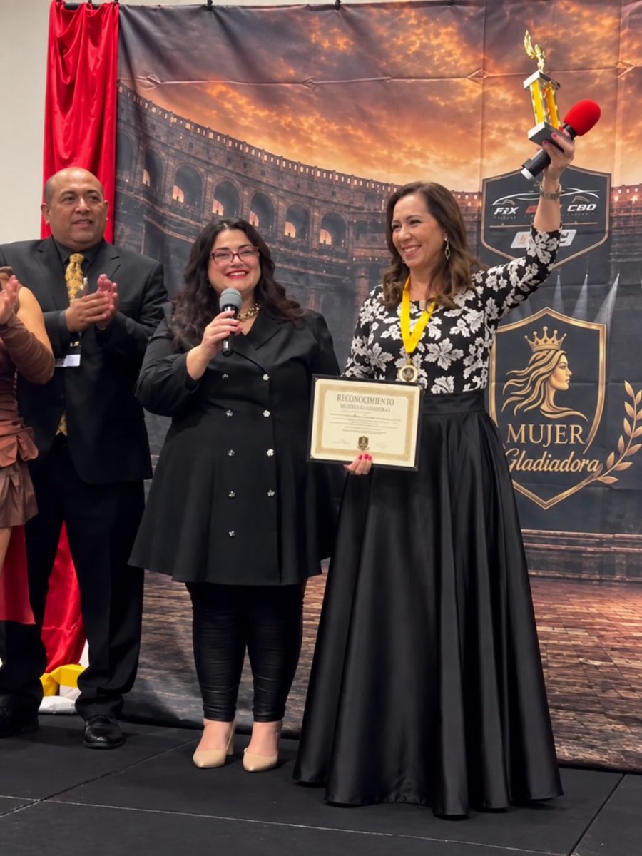 nenaorantes's tweet photo. Recibo con profunda gratitud este reconocimiento de Mujeres Gladiadoras, en el marco de su Tercer Congreso. 💜
Lo dedico a todas las mujeres latinas que, aun en medio de la adversidad, encuentran la fuerza para levantarse, reinventarse y seguir adelante. https://t.co/N2xZKoGN0m