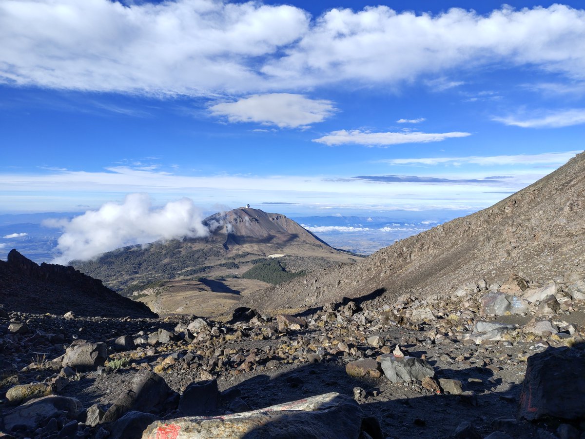 EstefanoEstrada's tweet photo. @InfoMeteoro Así hoy en la mañana desde Pico de Orizaba, Camino a Refugio Fausto González. De fondo el Volcán Sierra Negra. https://t.co/ddveqJxMTT