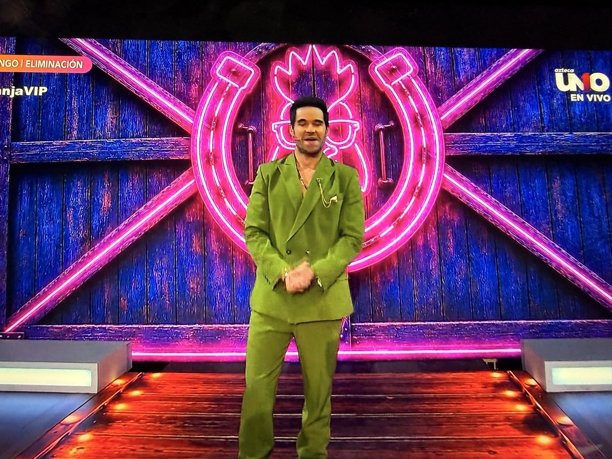 Opinologolo's tweet photo. Que diferentes son Azteca y Televisa y sus públicos, en #Lagranja alaban y reciben con bombo y platillo a un estrangulador de mujeres y en #LCDLF vamos a ver si gana el bien y la verdad contra el acoso y el apadrinamiento. #mariana #karina #memueble #ese #Gema #wendy #galilea https://t.co/djqggfCb5g
