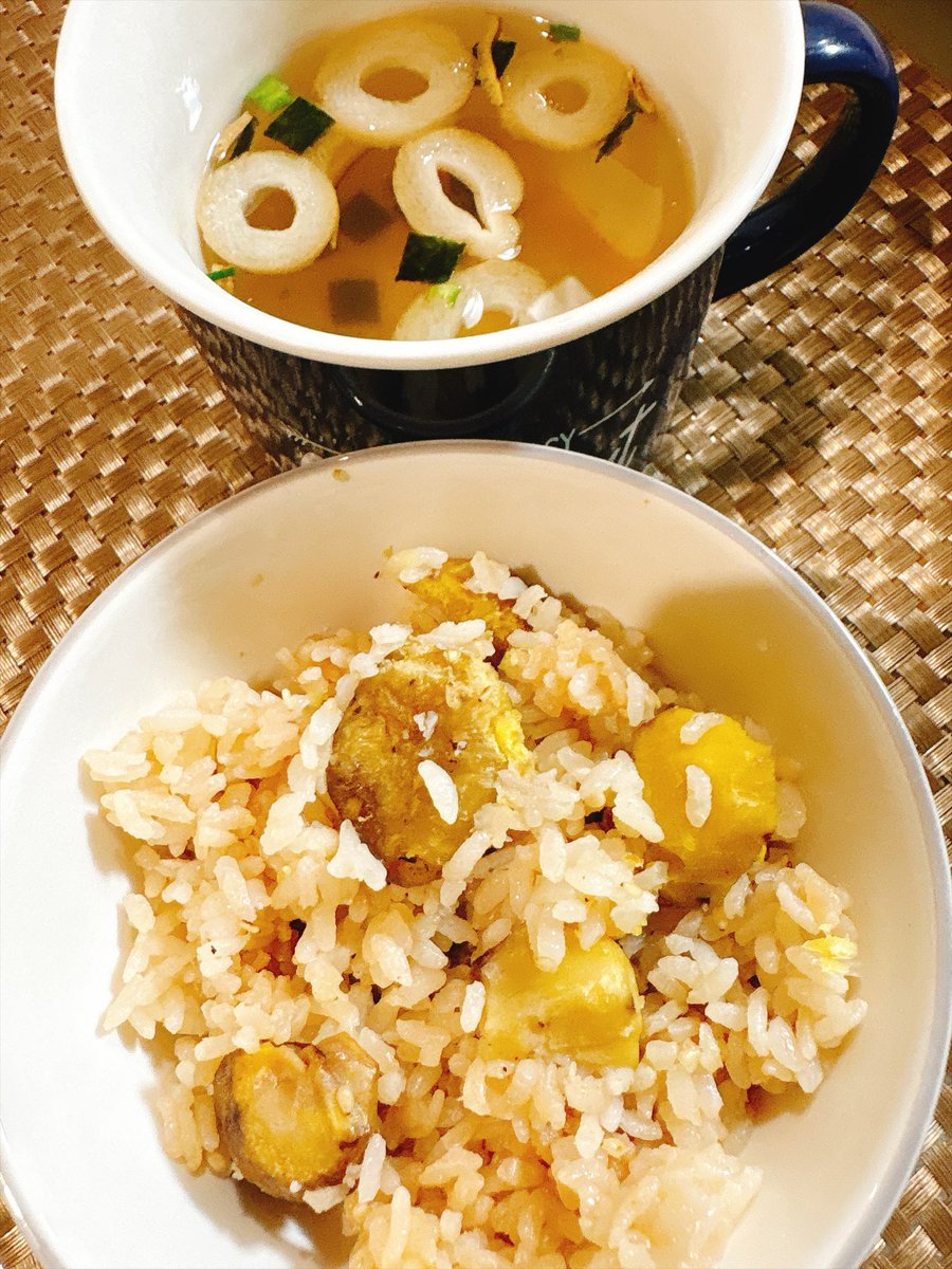 serendi_days's tweet photo. 今日の #ブランチ は前に作ってた、栗がばかりの中にご飯が入っている #栗ごはん をチンして #松茸風お吸い物 にお湯注いでいただきました🙏

日に日に肌寒くなって来て、ほっこり心が暖かくなる秋を感じるお食事でした🍂

#永谷園
#昼ごはん https://t.co/zk7M5takVM