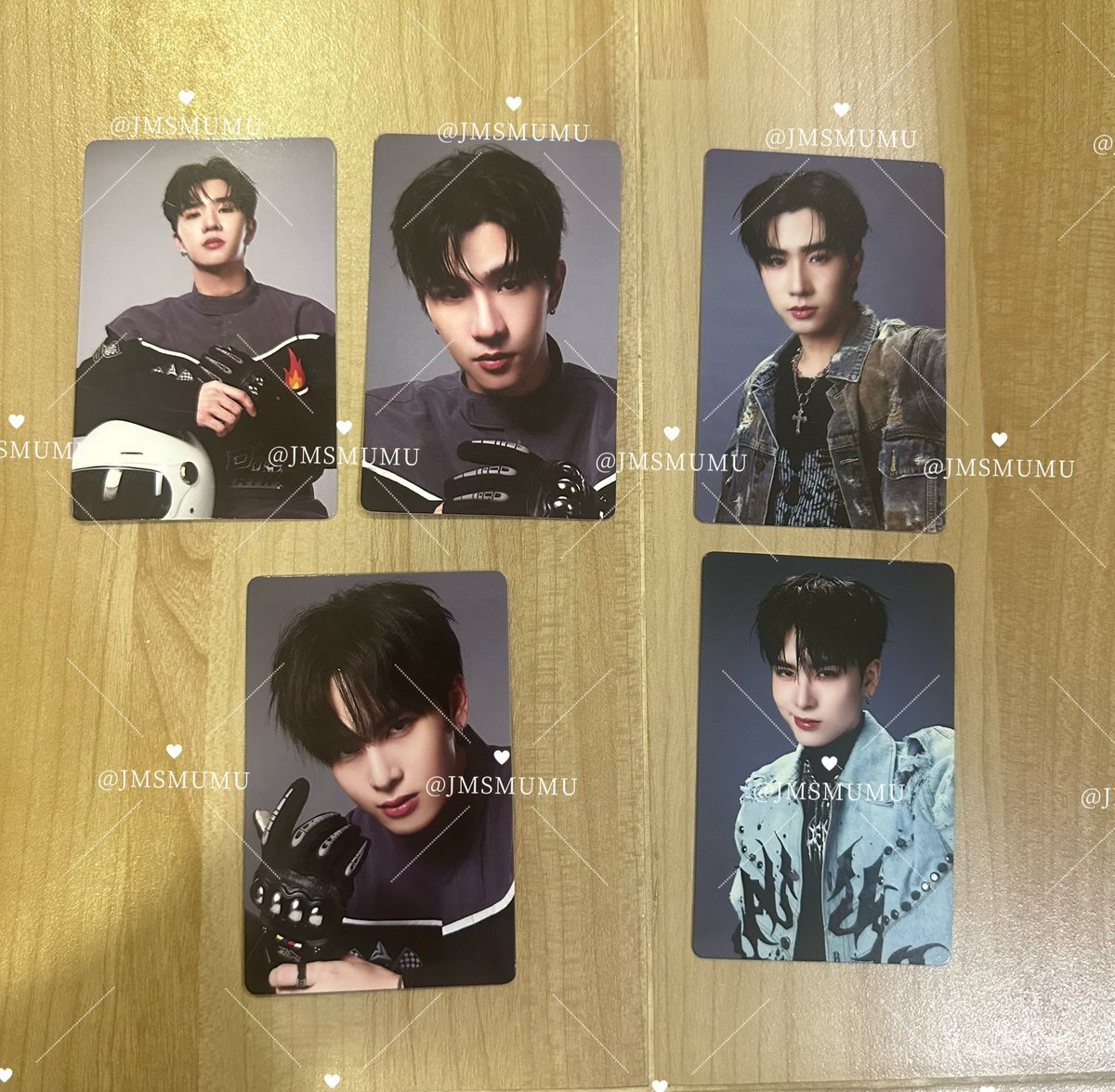 JMSMUMU's tweet photo. WTS/ปล่อย
💖Ver. LOL,RISER = 40
💚Ver. con  = 20

นัดรับ 11 / จัดส่ง+40
สนใจdmสอบถามได้ค่ะ✨
#GMMTVFANIVAL2026HappyFamily
#ตลาดนัดเพิร์ธแซนต้า 
#ตลาดนัดgmmtv https://t.co/Yo1WzbdRCb