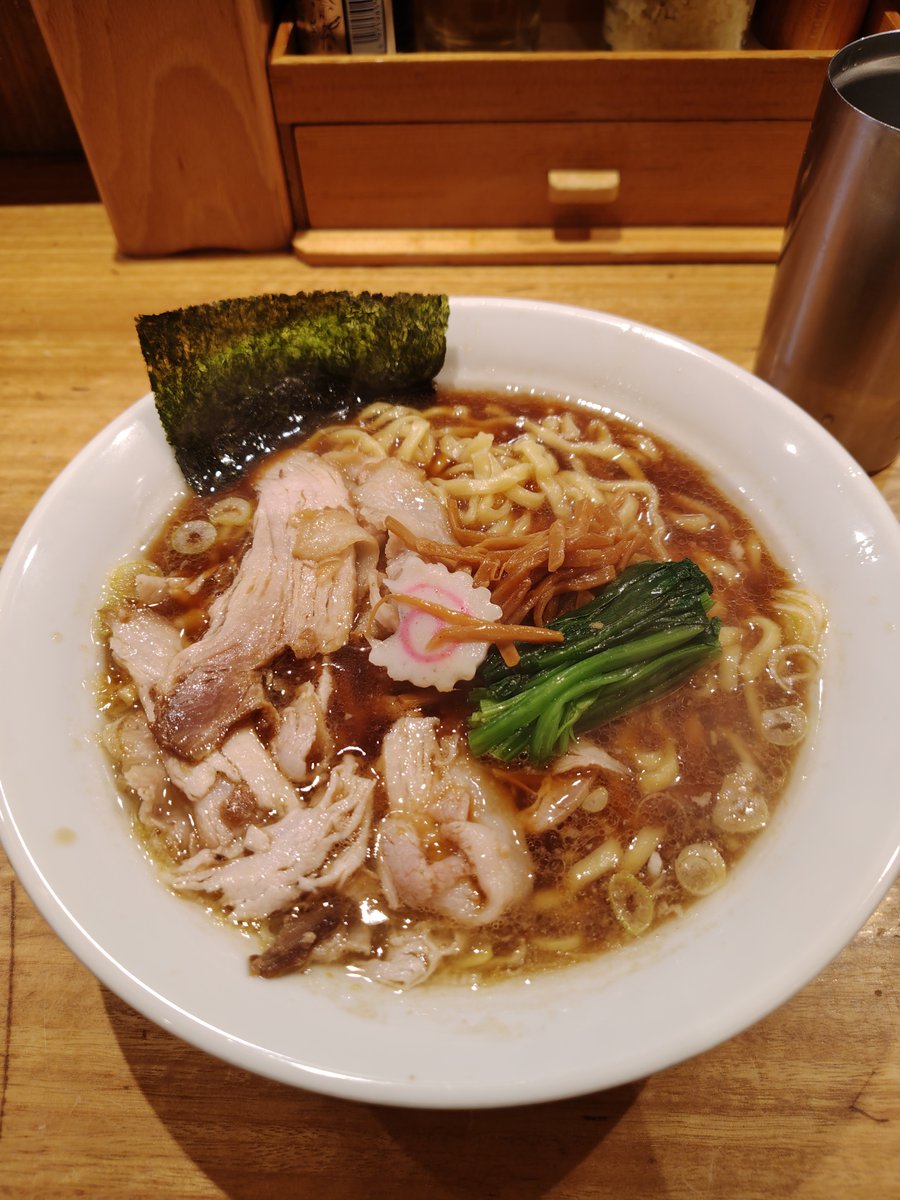 cocktailpenguin's tweet photo. 久しぶりにラーメン

長岡食堂　醤油半チャーシュー麺
生姜の香りが良い
卓上の生姜をさらに追加できるのが嬉しい
美味しかったです！
#長岡食堂　#生姜醤油ラーメン　#追い生姜 https://t.co/Z4MY6f6qvB