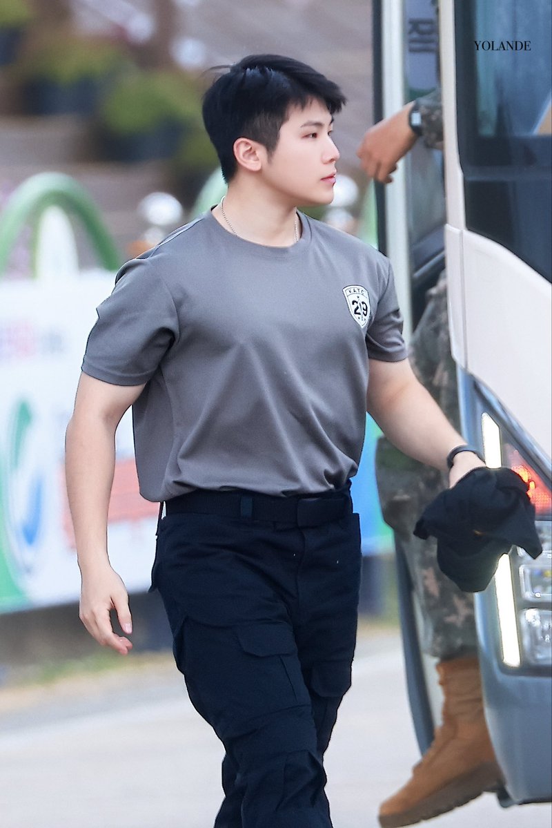 lunehoon's tweet photo. GOING CRAZY https://t.co/slFZd1K3b4
