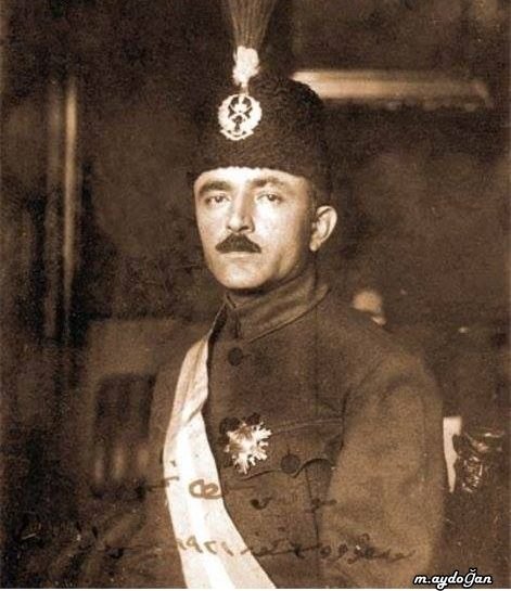 mesutuyar10's tweet photo. Enver Paşanın bu fotoğrafı son dönemde popüler oldu. Yalnız bilinenin aksine kalpağa taktığı kokart ve sorguç kendi tasarımı veya Basmacılarla ilgili değildir. Afganistan Kralı Amanullah Han'ın hediyesidir. Amanullah'ın aynı kokartı taktığı resmi de ekliyorum https://t.co/TMlsTZPiYi