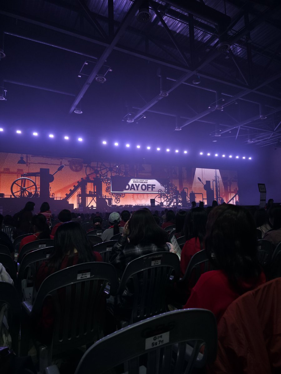 justsell_'s tweet photo. 뒤늦은 킨텍스 5홀 시야 (경수씨 콘)
극악의 시야래서 걱정했는데 기대이상으로 시야에 신경 많이 써준 게 느껴짐
G구역 6열 N번 이라 왼사인데, 내 쪽에도 세로 전광판(직캠st) 하나 더 있었음.
돌출에서도 왼쪽으로 와야 잘 보이긴 했음
토로콧이 내 쪽으로 다시 돌아가는거라 가까이서 볼 기회 있었 https://t.co/wcrM1hQ4Li