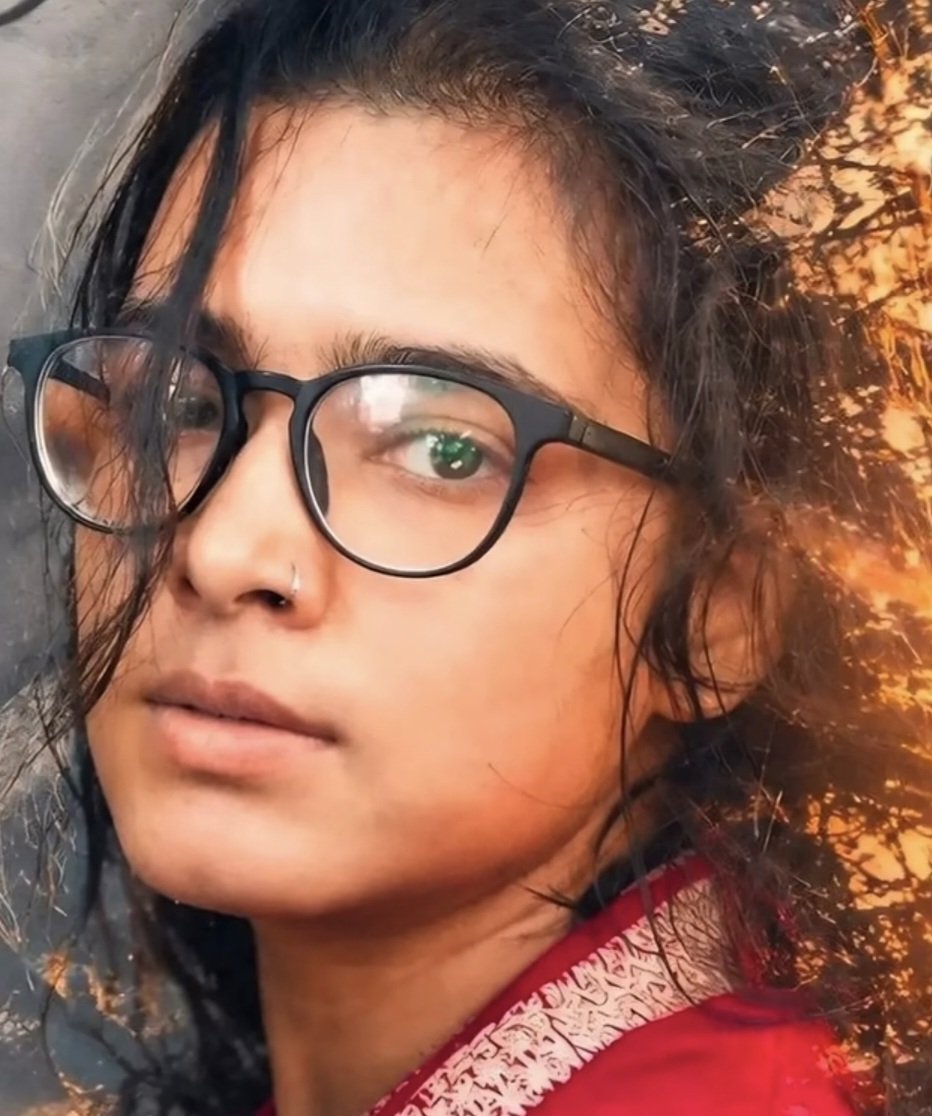 DivYaKiRaN05's tweet photo. बाल बिखरे है उसके,
आँखों पर पारदर्शी चश्मा है
इस बीते भर की देह में वह क्रांति की ऐसी आग रखती है 
कि हुक्मरानों को चैन से सोने नही देती 
वह गलत को गलत कहती हैं 
गुंडे को गुंडा और लंपट को लंपट
उसे देखकर लगता हैं भगत सिंह है वो, 
सावित्री है वो 
चलती फिरती क्रांति है वो 
#NehaBora https://t.co/v682UU6uci