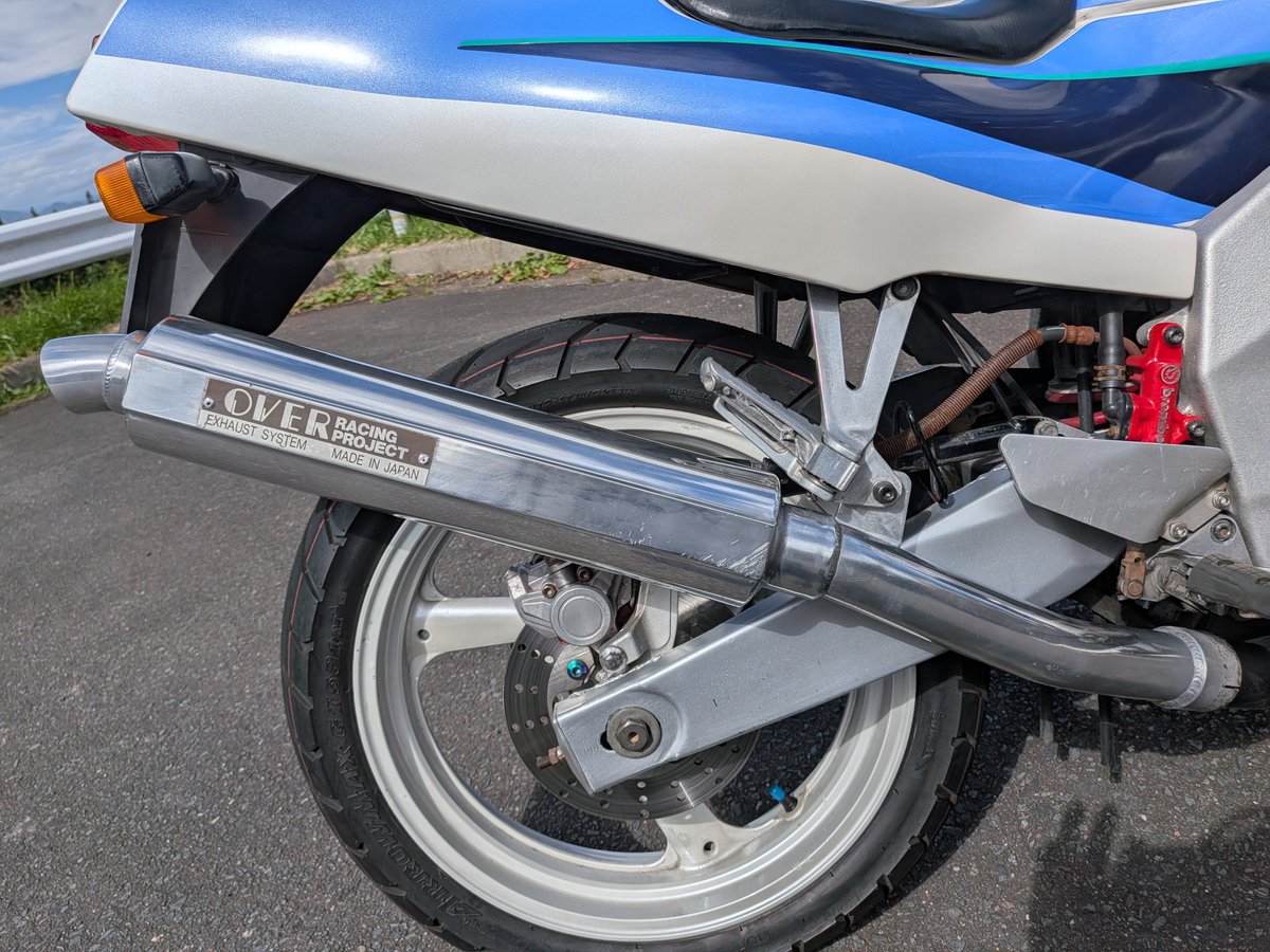 hede470822's tweet photo. 以前から探してたオーバーレーシングのマフラーを、某オークションでやっと落札し、物が届いたので交換して、早速西蔵王まで軽くお散歩🏍️💨
若干静か目なサウンドだけど、見た目がカッコよくて最高だぁ～😉👍

#FZR https://t.co/xJxNgLAA4a