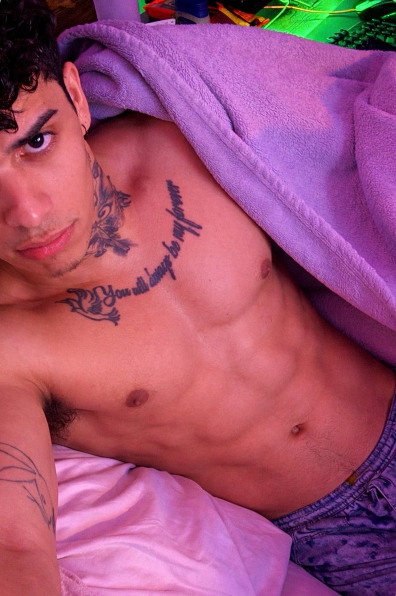 DeFlexN's tweet photo. Guess who’s back yall😋.. I need a new blanket :( https://t.co/cZguhtsHiT