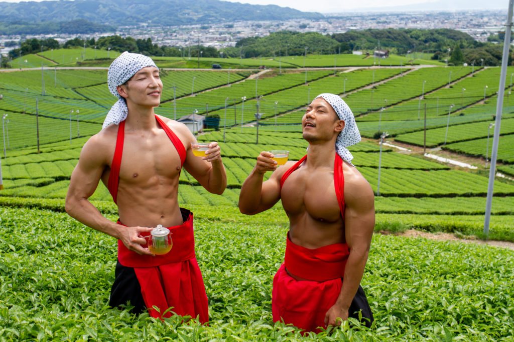 muscleplus_free's tweet photo. 茶畑で一服するマッチョ https://t.co/Dx3y7HOJ7U
