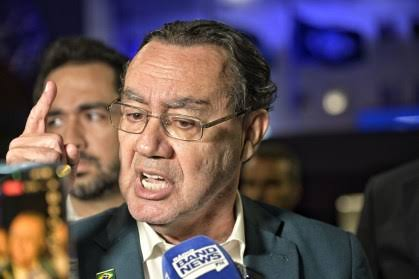 ZAMENZA's tweet photo. Augusto Cury sobre o segundo turno: "Me silencio."

Renan Santos sobre o segundo turno: "Flávio é bandido, Lula é bandido, façam o que vocês quiserem" https://t.co/hkPQqvpoFB