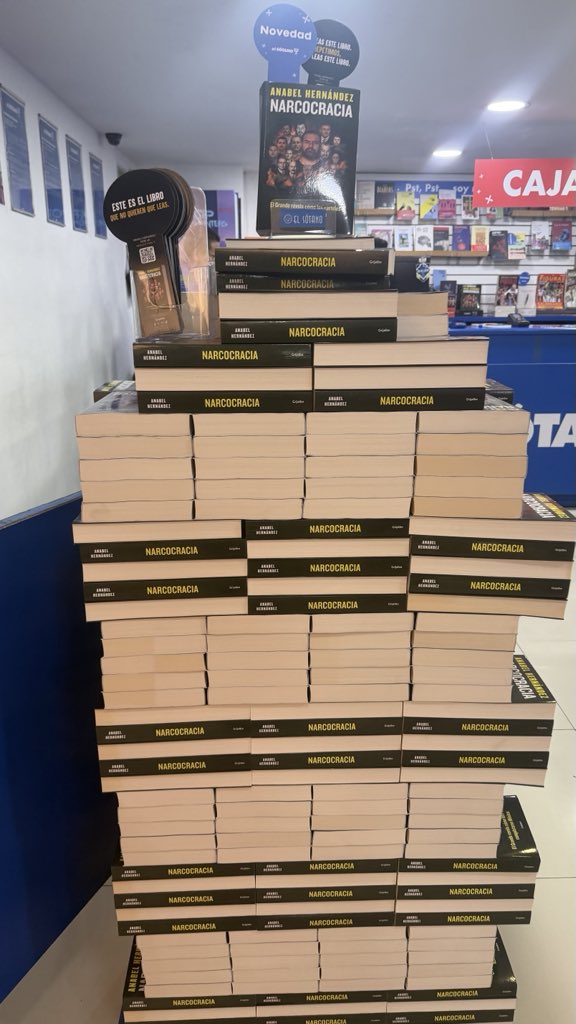 Diana_Vlnz's tweet photo. El libro lleno de mentiras escrito por @anabelhoficial no se vende. Vean cuantos hay en librerías. https://t.co/BpVRjrpiK2
