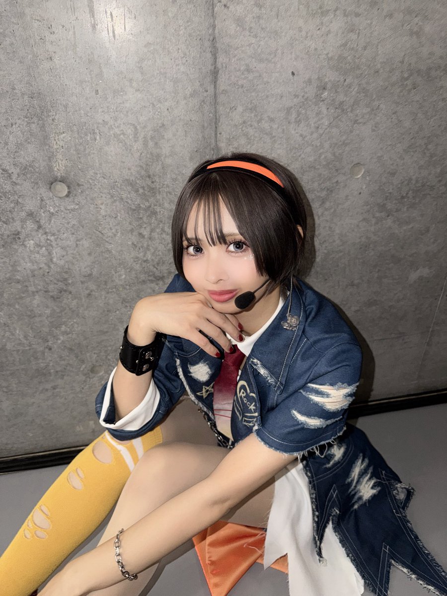 nagadon0103's tweet photo. 💛ストラミングブリーチ
かき鳴らしたギターのような力強さを感じる、大好きな衣装です🎸⚡️

楽しくステージに立てるのは衣装さんやメイクさんスタッフさんのおかげです。
いつもありがとうございます！

28人の最高のソロ曲、みんなとの合唱が今日までアーカイブで聞けます！
最後まで楽しんでね！ https://t.co/fcRGNjDe1P